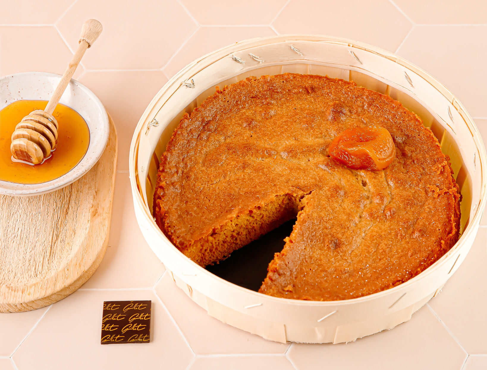 Gâteau Pangée, une spécialité artisanale de la Drôme, aux saveurs d'abricot, miel et amandes.