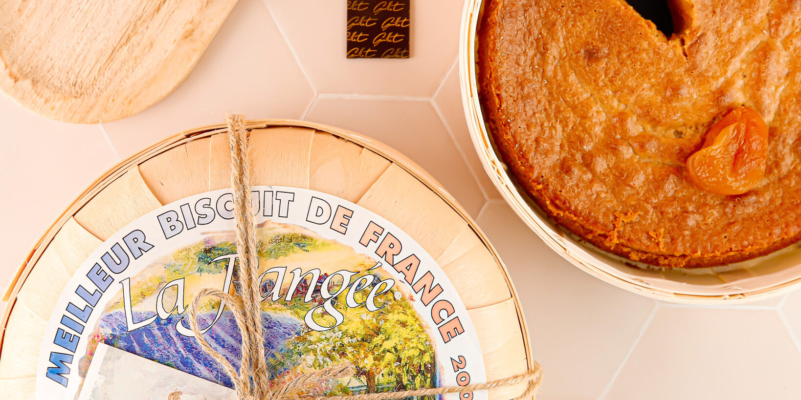 Pangée, gâteau drômois symbolisant le supercontinent, avec une part manquante représentant la faille initiale.