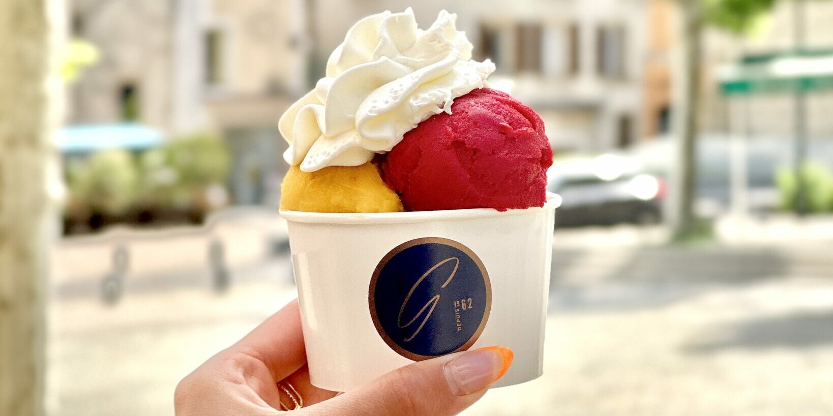 Glace avec chantilly au glacier de la Maison Guillet à Romans-sur-Isère