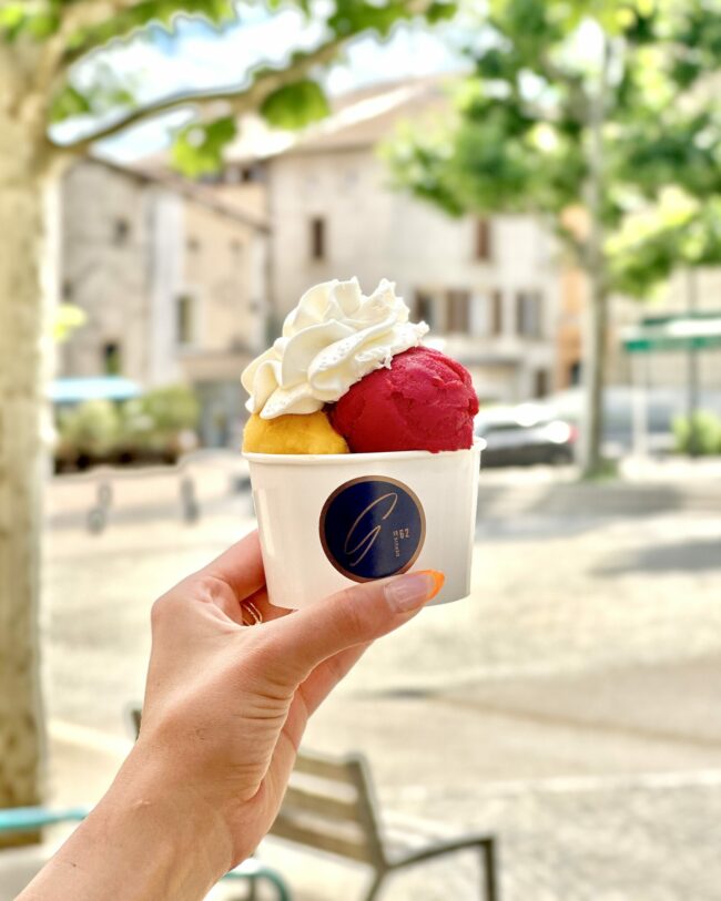 Glace avec chantilly au glacier de la Maison Guillet à Romans-sur-Isère