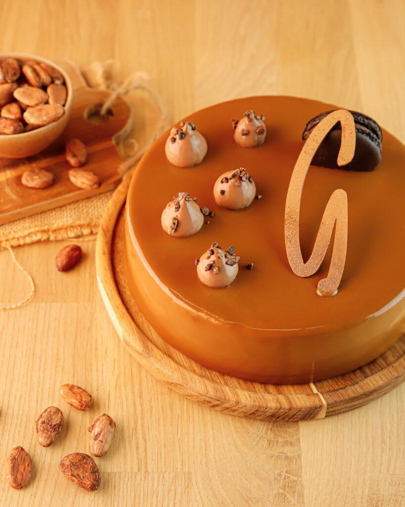 Entremets chocolat et caramel Maison Guillet, avec décoration en chocolat et noisettes, dessert original pour la Fête des Pères