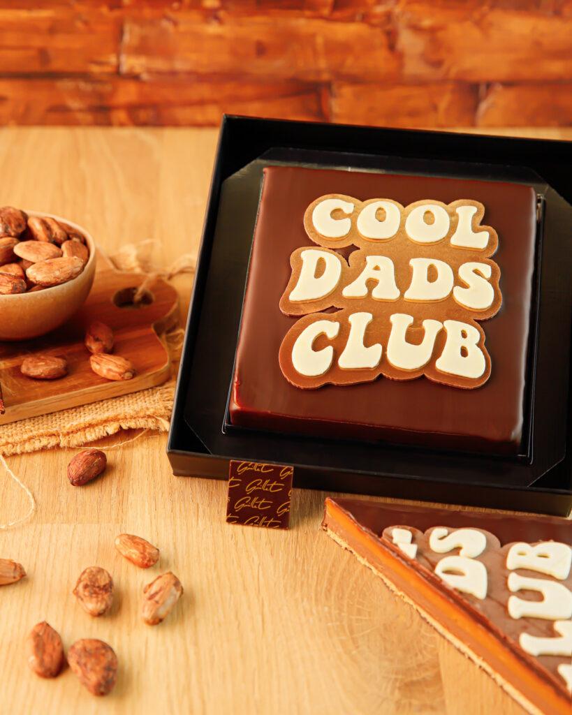 Tablette en chocolat noir garnie de gianduja et caramel, décorée du message Cool Dads Club : création artisanale Maison Guillet pour la Fête des Pères
