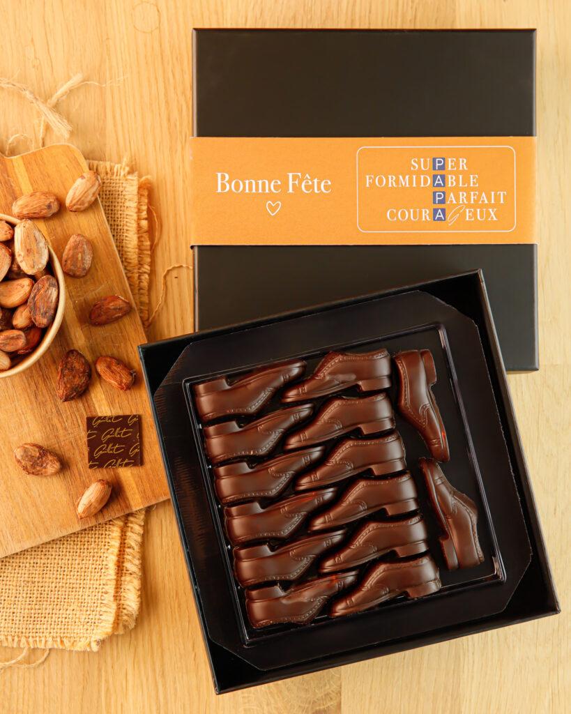 Coffret de 14 chaussures en chocolat noir garnies de praliné à l’ancienne, idée cadeau originale pour la Fête des Pères par Maison Guillet
