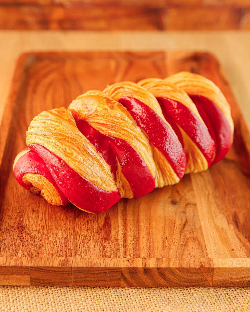 Viennoiserie feuilletée maison garnie de gianduja praliné, création gourmande Maison Guillet pour un petit-déjeuner de Fête des Pères