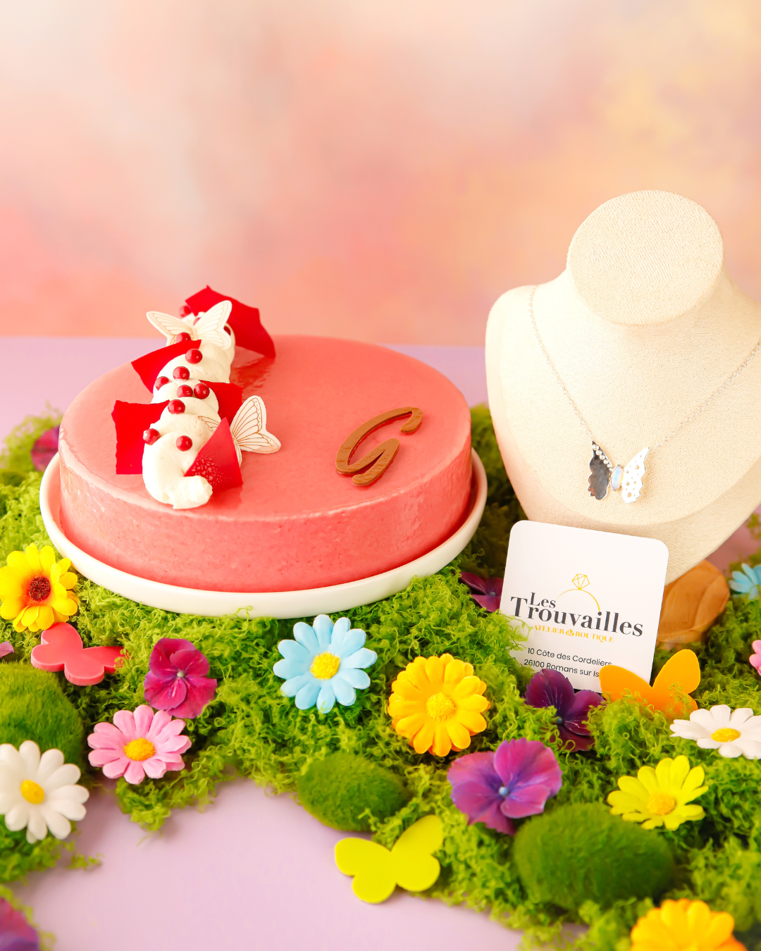 Entremets fête des mères de la Maison Guillet et collier papillon opale des Trouvailles